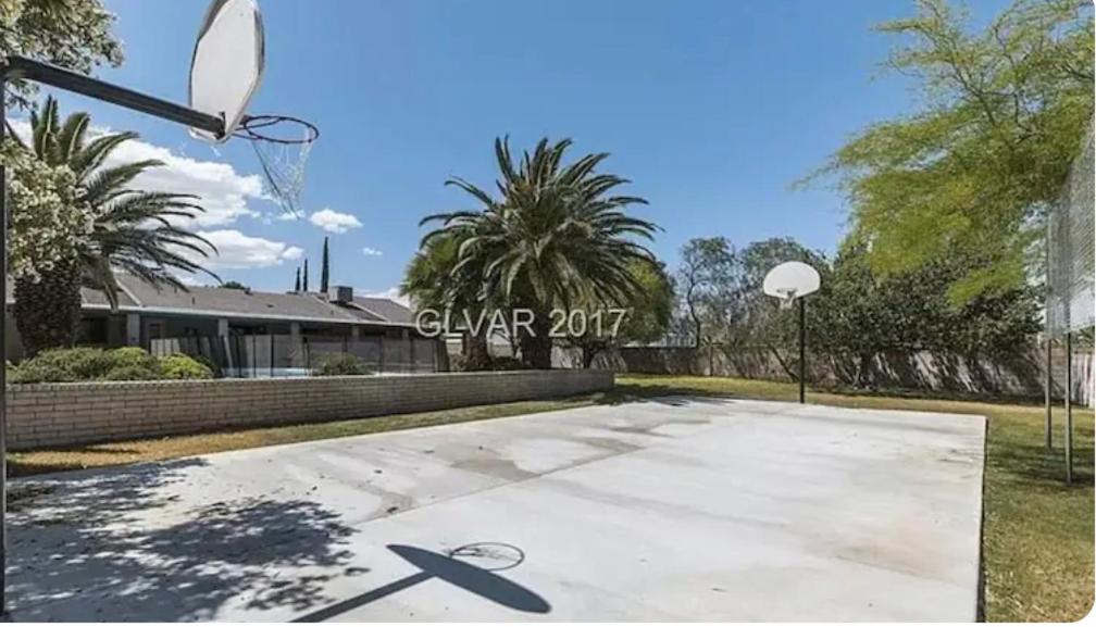 拉斯维加斯Luxury Home with private pool and full size basketball court的球场上有一个篮球架