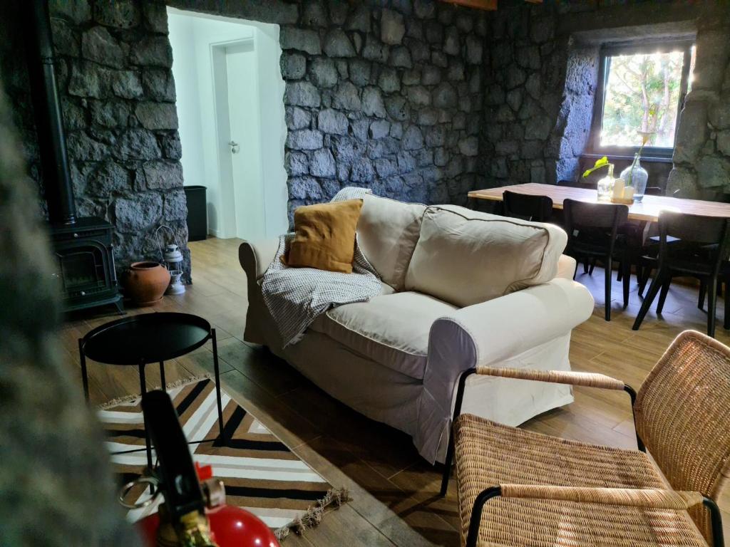 韦拉斯Quinta do Caminho da Igreja TER-Casas de Campo的客厅配有沙发和桌子