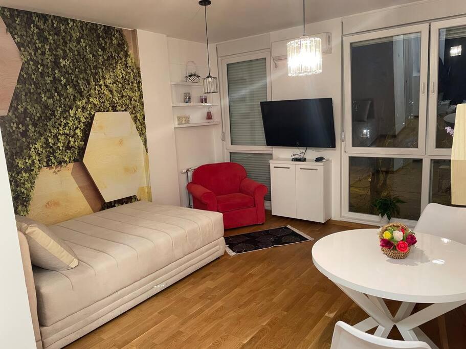 诺维萨德Vera's place的客厅配有白色沙发和红色椅子