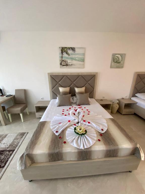 乌尔齐尼Apartments Gusar的一间卧室配有一张大床,床上放着鲜花