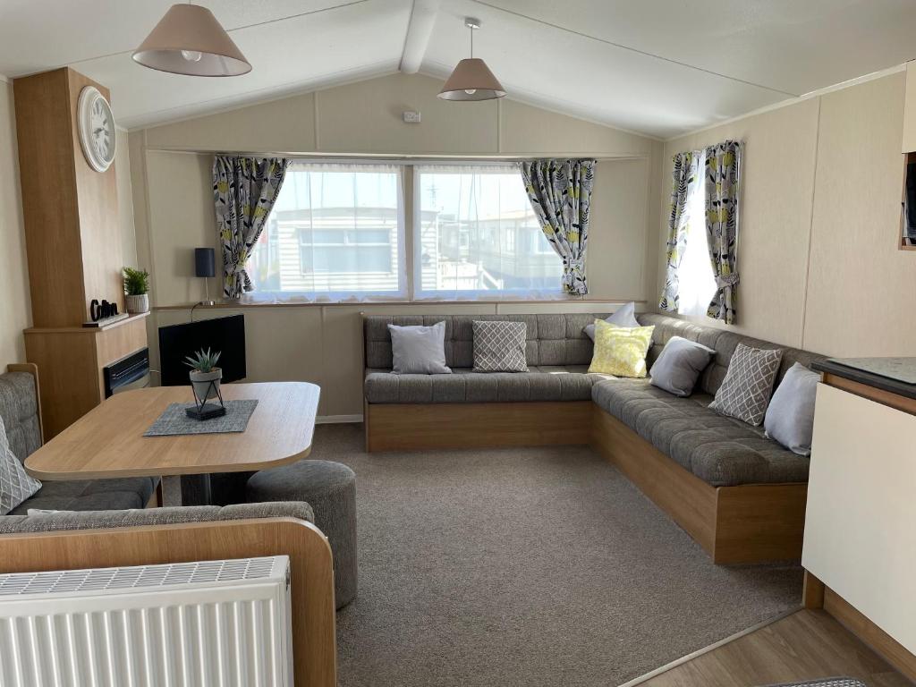 英戈尔德梅尔斯Coastfields 3 bed 8 berth holiday home的客厅配有沙发和桌子