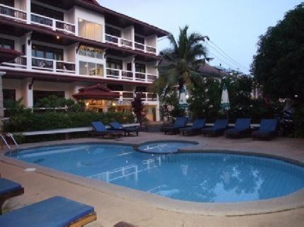 拉迈拉迈完美度假酒店的酒店前方的大型游泳池
