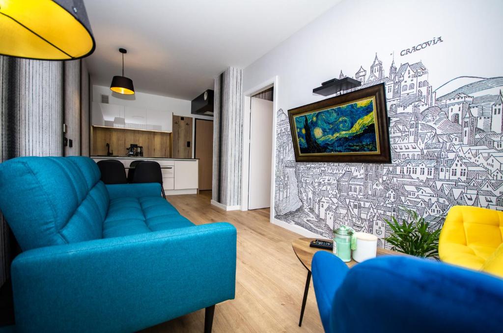 克拉科夫InPoint Apartments G15 near Old Town & Kazimierz的客厅配有蓝色的沙发和墙上的画作