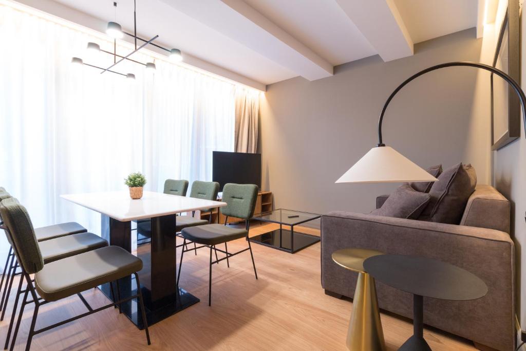 毕尔巴鄂Old Town Apartments by Staynnapartments的客厅配有沙发和桌椅