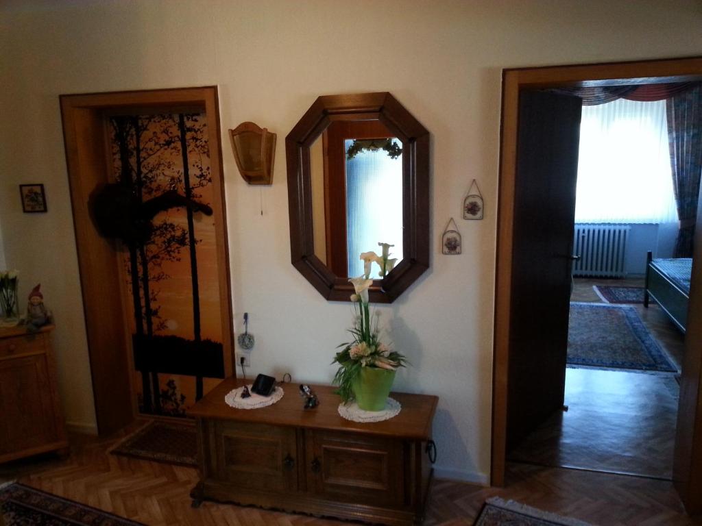 索恩堡Hainbuche的客厅配有镜子和桌子
