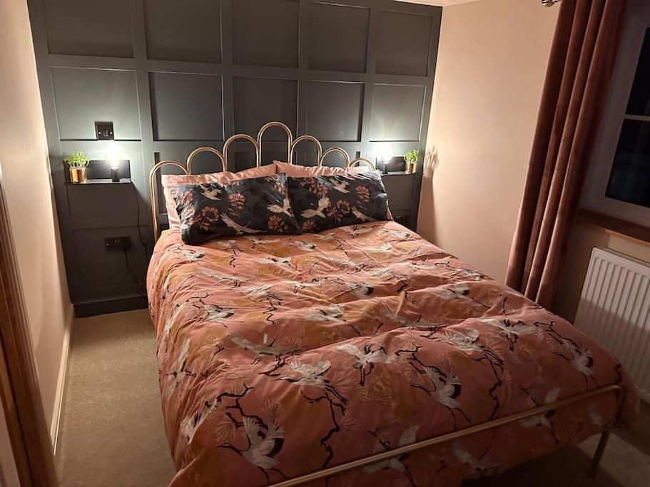 墨尔本Luxury 2 bed cottage in the centre of Melbourne的一间卧室配有一张带大床头板的床