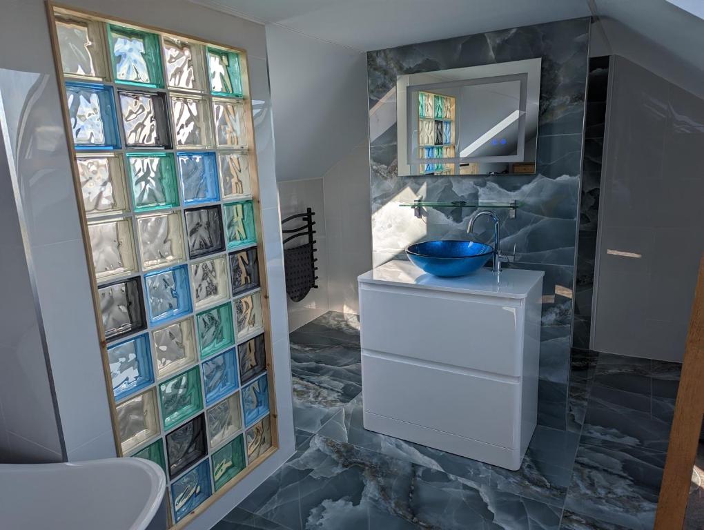伯克顿Seals Bacton的一间带水槽和镜子的浴室