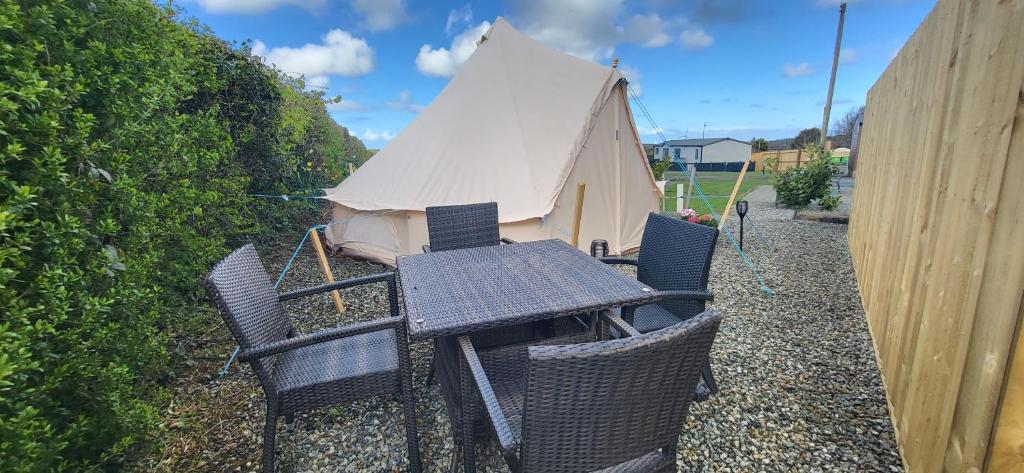 GwredogB&B Glamping Bell Tents at The Ring Pub的院子里的桌椅和帐篷