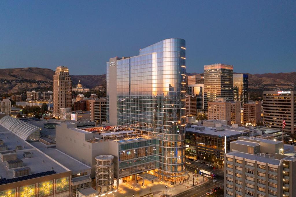 盐湖城Hyatt Regency Salt Lake City的享有大城市的夜景