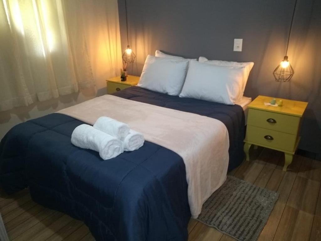 圣特雷莎Recanto dos Amigos的酒店客房,配有带毛巾的床