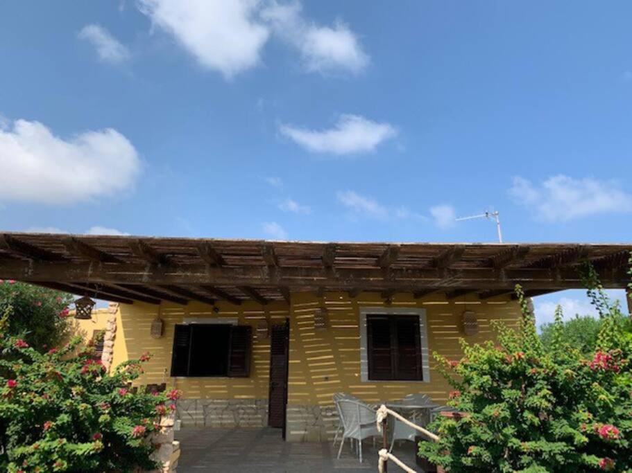 兰佩杜萨Villa Maveda, un dammuso immerso nel verde的小木屋 - 带凉亭和天井