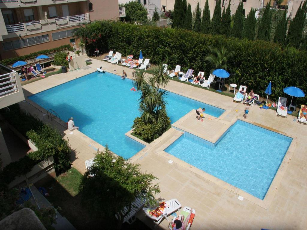 阿尔盖罗布甘维雷亚住宅酒店的游泳池的顶部景色,周围的人坐在游泳池周围