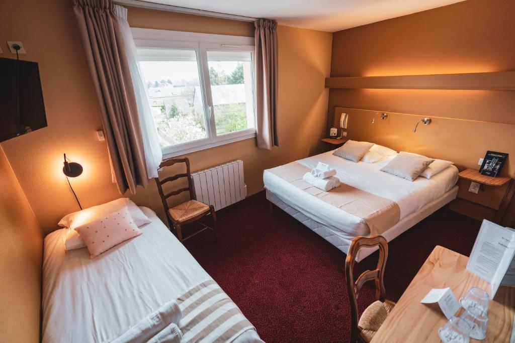 Le TilleulHotel bar Saint Christophe的酒店客房设有两张床和窗户。