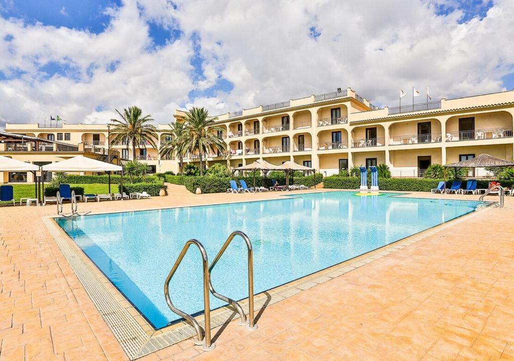 马里内拉Grand Hotel Selinunte的酒店前方的大型游泳池