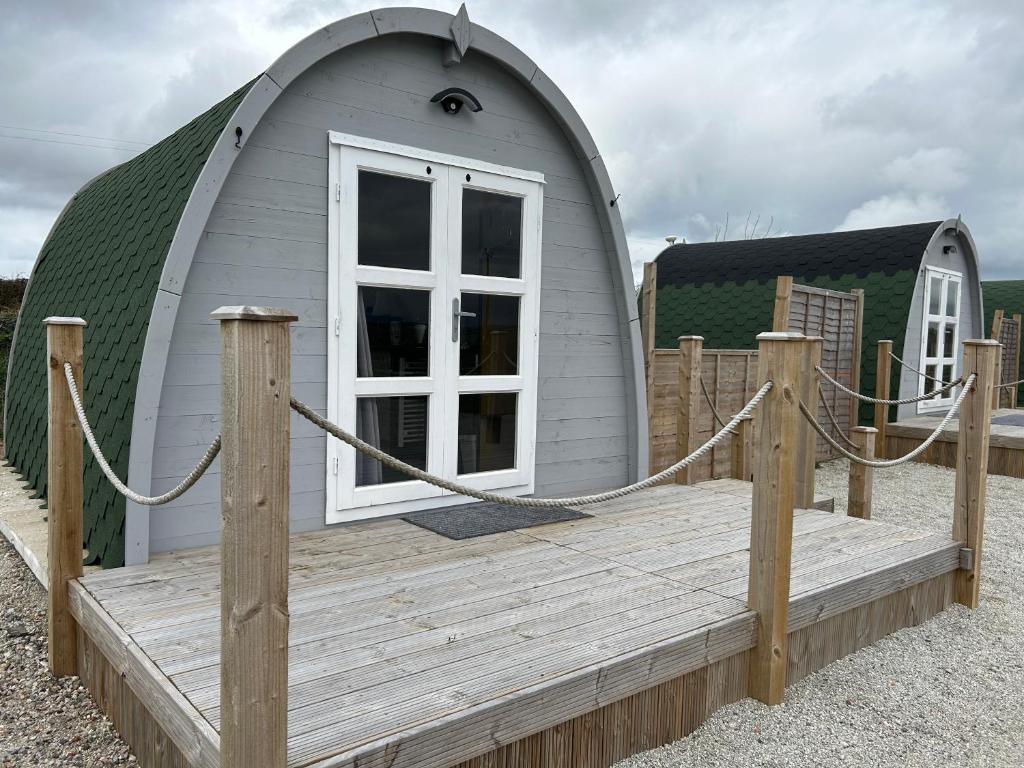 金斯布里奇Cosy Glamping Pod with shared facilities, Nr Kingsbridge and Salcombe的小屋设有木制甲板