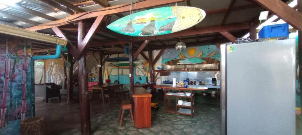希门尼斯港OSA SURF HOSTAL的一间天花板上挂着冲浪板的房间