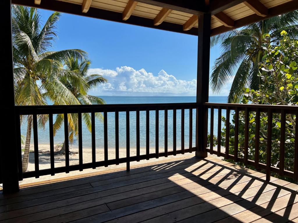 珀拉什奇亚Bella Sway Belize的从房子的门廊上可欣赏到海滩景色