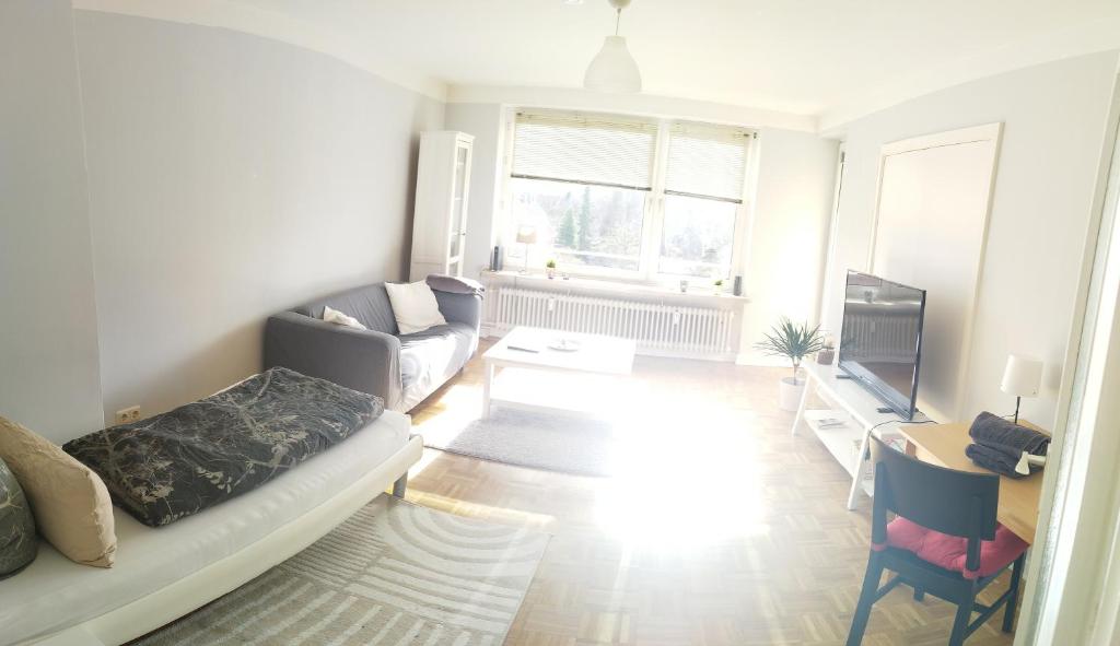 KronshagenFerienwohnung in Kronshagen Monteurwohnung 3 Zimmer 70 m2, Küche und Badezimmer的带沙发和电视的客厅