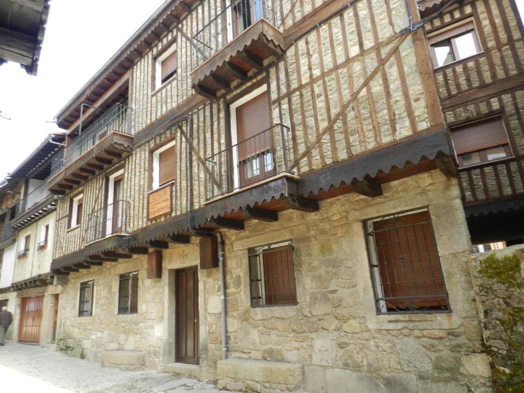 拉阿贝尔卡VillaDolores的一座古老的石头建筑,在街上设有阳台