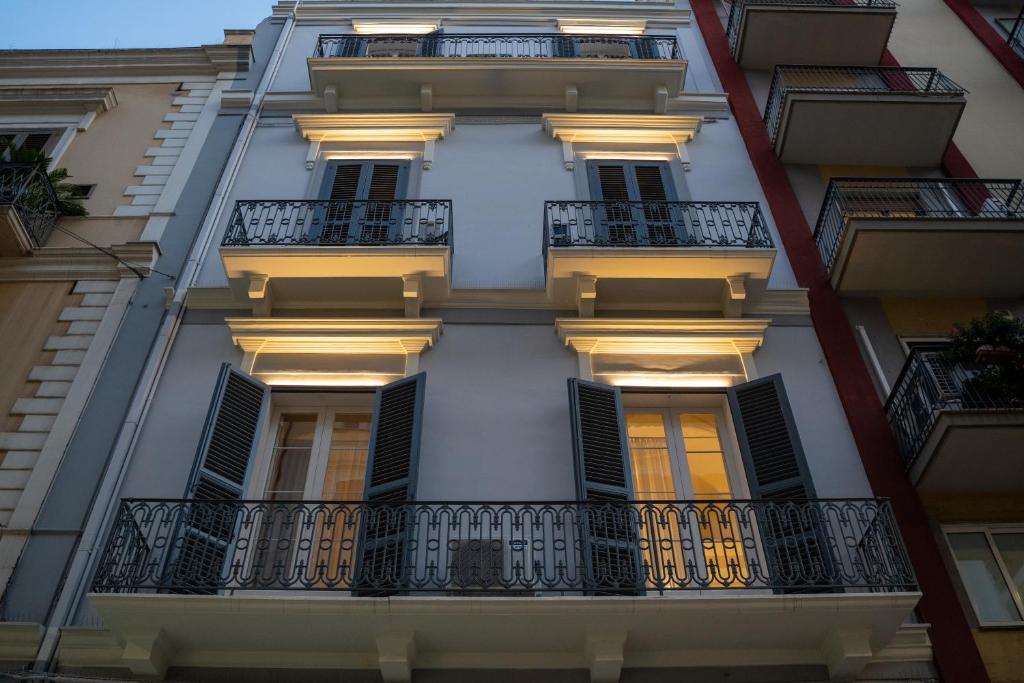 巴里CASA ALMIKA PRINCIPE AMEDEO的带阳台和灯的建筑外墙