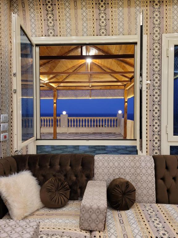 ‘Ezbet Sa‘dî Mugâwirمون لايت Moon Light Villa的带沙发和大窗户的客厅