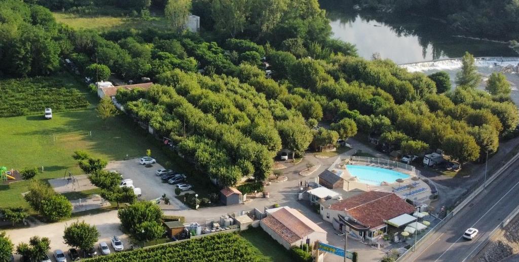 萨拉瓦International Camping Ardèche的享有带游泳池的度假村的空中景致