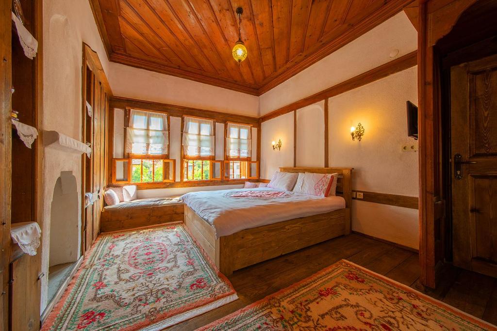 番红花城Meymune Valide Konağı的一间卧室设有一张床和木制天花板