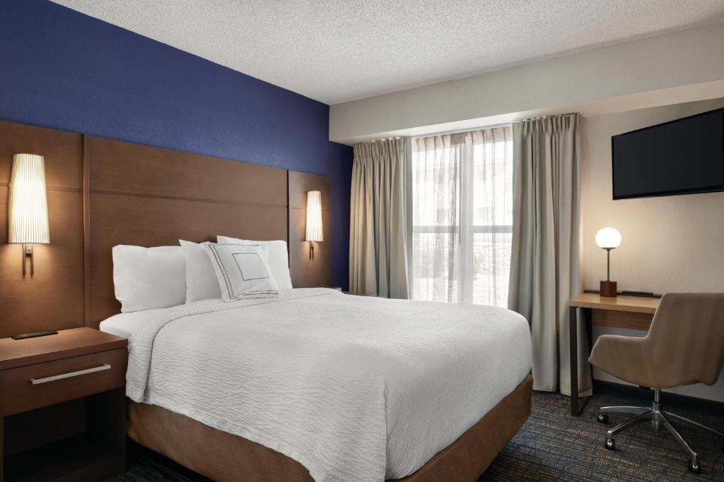 埃尔帕索埃尔帕索旅居酒店的酒店客房设有一张大床和一张书桌。