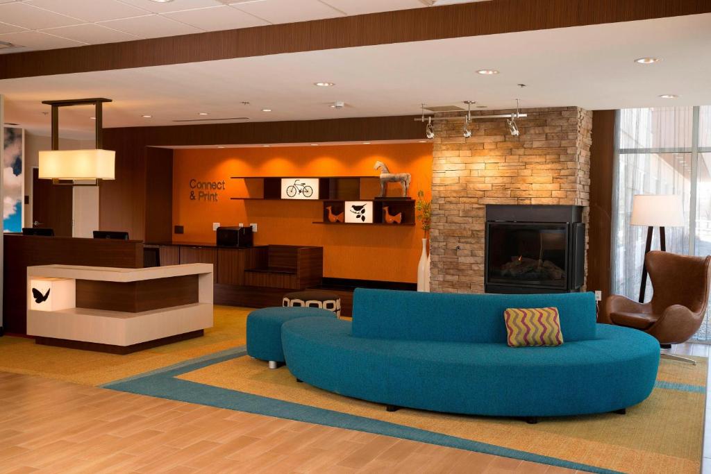 杜兰戈普林斯顿万豪费尔菲尔德套房酒店 的客厅设有蓝色的沙发和壁炉