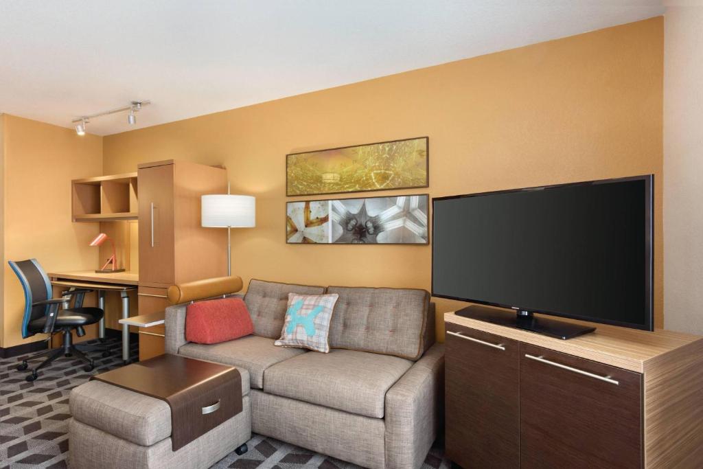 莱克伍德TownePlace Suites by Marriott Denver West Federal Center的带沙发和平面电视的客厅