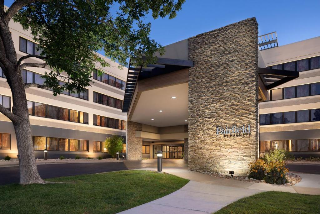 莱克伍德Fairfield Inn & Suites by Marriott Denver Southwest/Lakewood的建筑物前部的 ⁇ 染