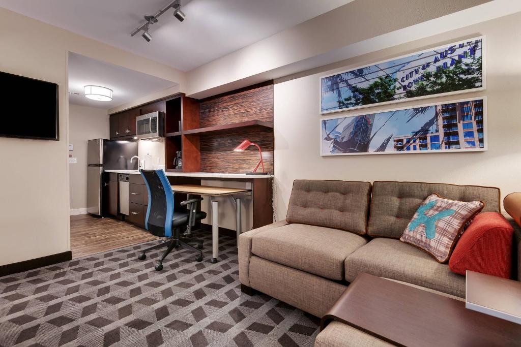 奥斯汀TownePlace Suites by Marriott Austin Parmer/Tech Ridge的带沙发和书桌的客厅