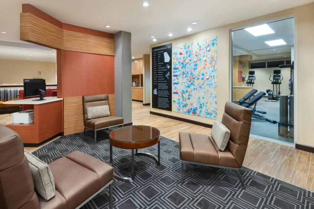罗维莎TownePlace Suites Atlanta Lawrenceville的医院的大厅,有椅子和桌子