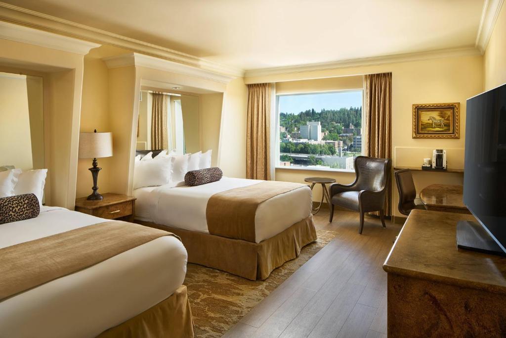斯波坎达文波特大楼签名收藏酒店的酒店客房配有两张床和一张书桌