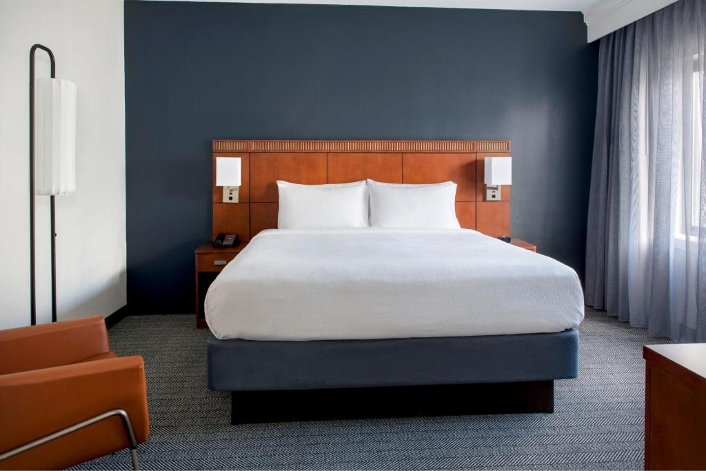 安纳波利斯安纳波利斯万怡酒店的一间卧室设有一张大床和蓝色的墙壁