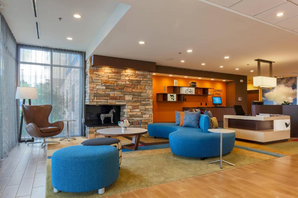 亚历山德里亚Fairfield Inn & Suites by Marriott Alexandria的客厅配有蓝色的家具和壁炉