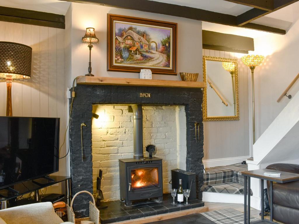 Bardon MillThe Nook的客厅设有砖砌壁炉及壁炉