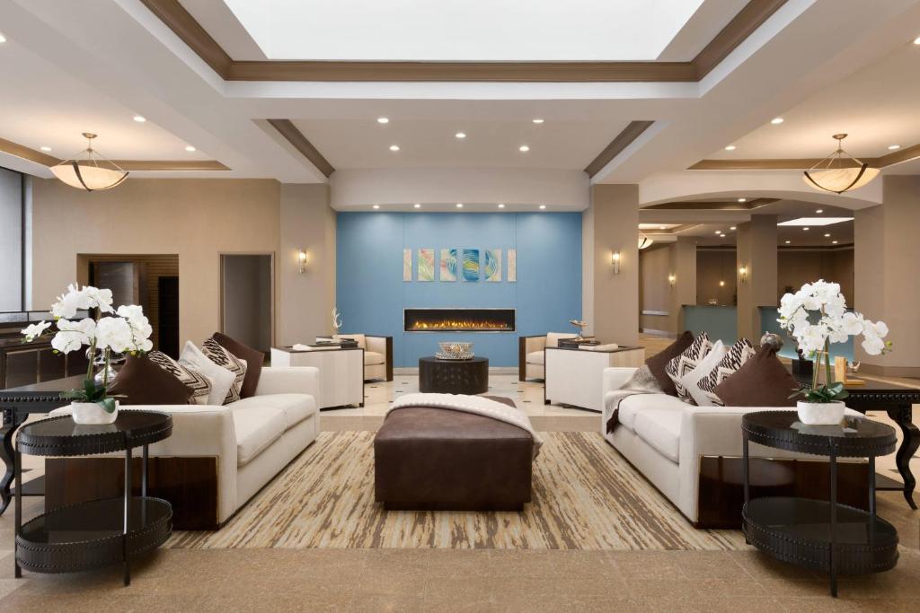 罗缪勒斯底特律大都会机场三角洲酒店的带沙发和壁炉的客厅