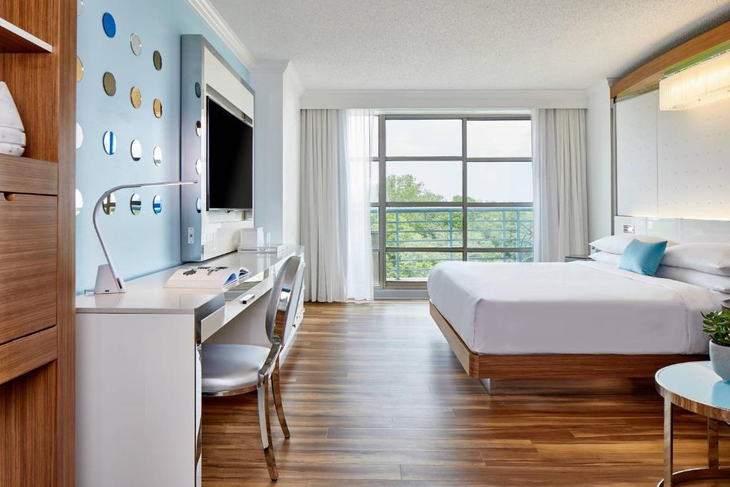 夏洛特夏洛特南方公园万丽酒店的酒店客房配有床、书桌和水槽