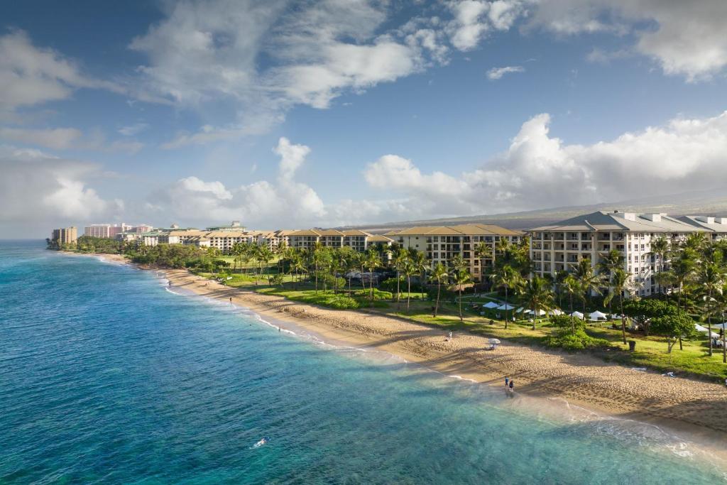 拉海纳The Westin Ka'anapali Ocean Resort Villas North的享有海滩的空中景色,设有建筑和海洋