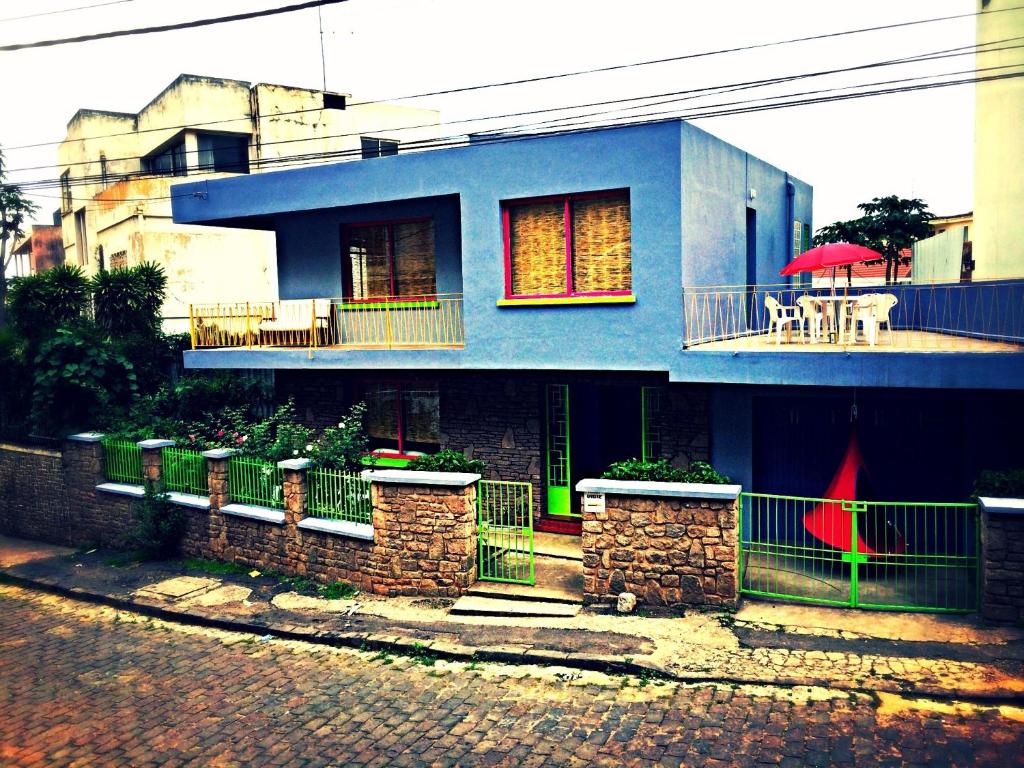 塔那那利佛马达加斯加地下旅舍的蓝色房子,阳台上配有桌子