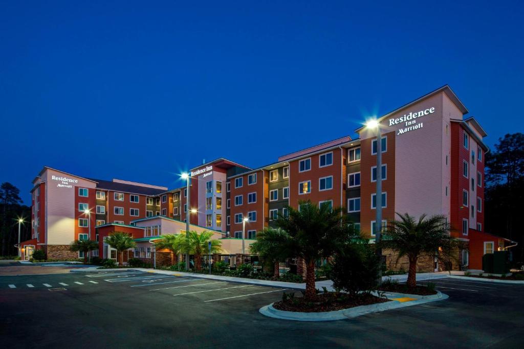 杰克逊维尔Residence Inn by Marriott Jacksonville South Bartram Park的酒店前面的一个空停车位