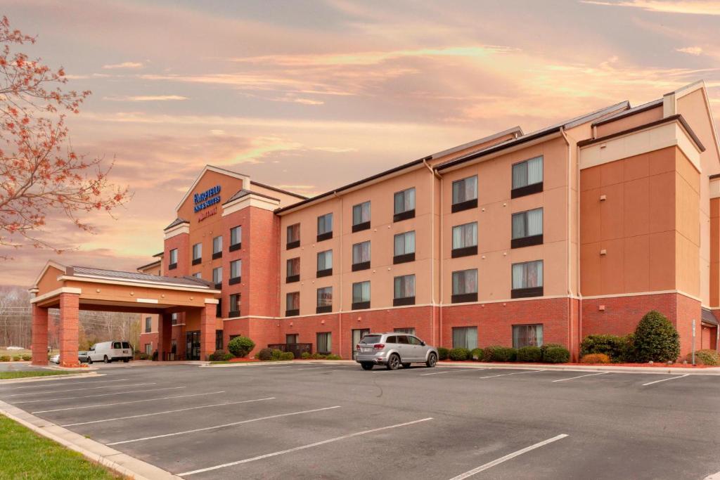 夏洛特Fairfield Inn & Suites by Marriott Matthews Charlotte的前面有一个停车位的酒店