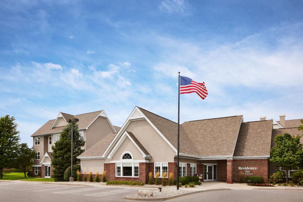 印第安纳波利斯印第安纳波利斯西北酒店的悬挂在房子前面的美国国旗