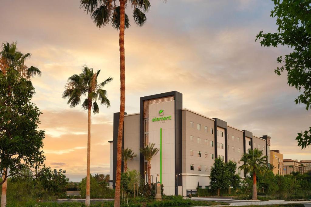 安纳海姆Element Anaheim Resort Convention Center的一座楼前有棕榈树的酒店