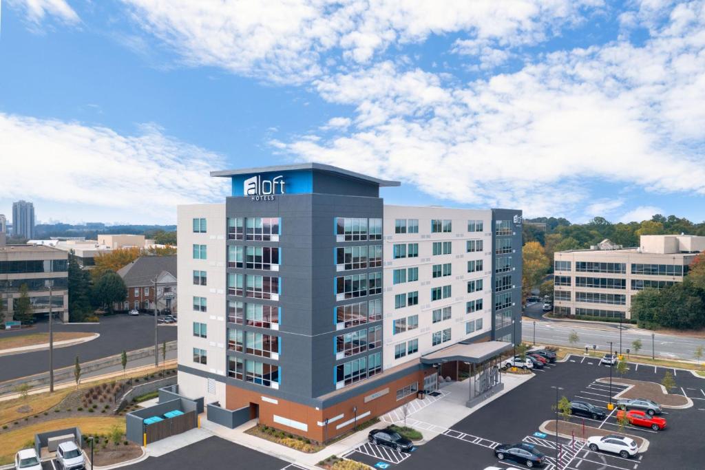 桑迪斯普林斯Aloft Atlanta Perimeter Center的空中景公寓大楼,带停车场