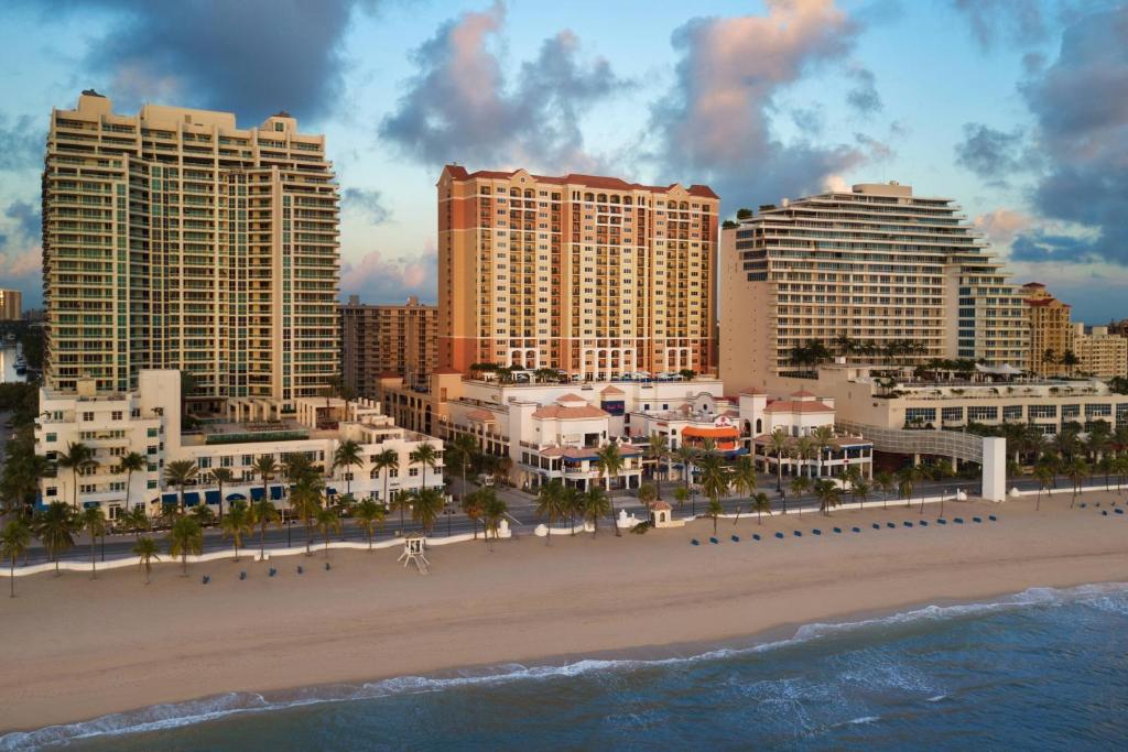 劳德代尔堡Marriott's BeachPlace Towers的享有海滩美景,设有酒店和公寓