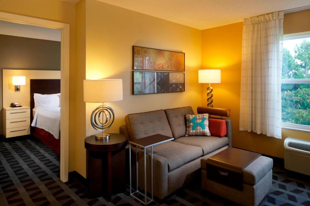 杰克逊维尔杰克逊维尔万豪广场套房酒店 的酒店客房设有一张沙发和一张床