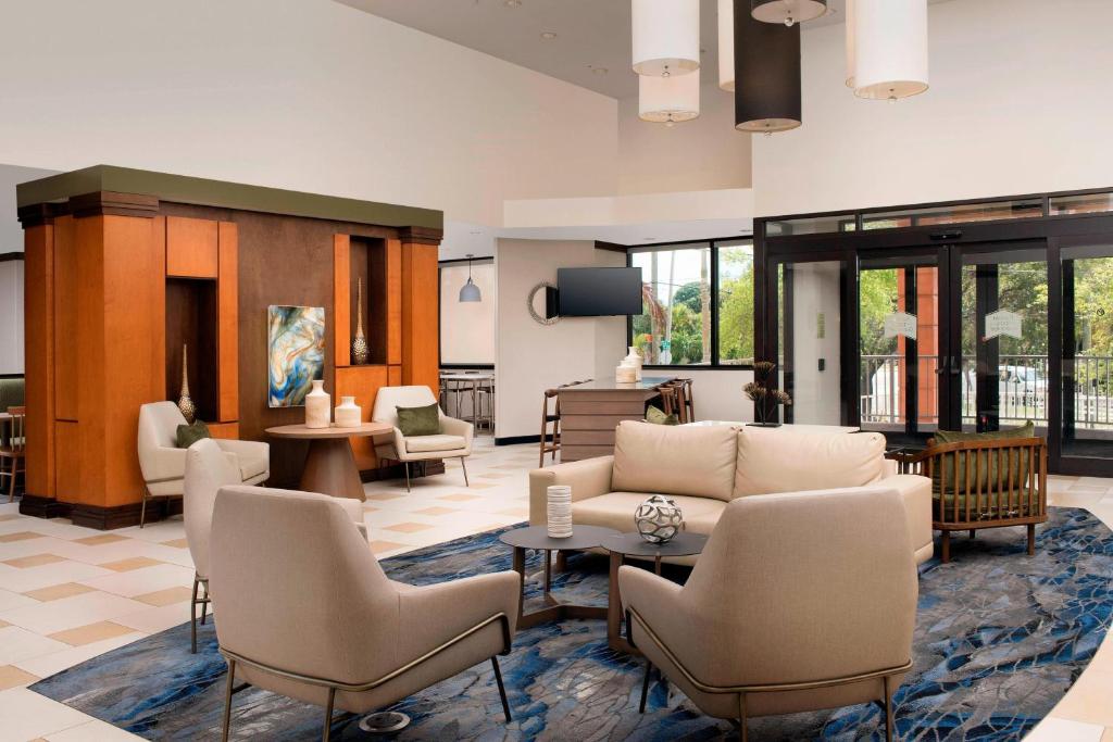迈阿密万豪费尔菲尔德客栈及套房迈阿密机场南部酒店的客厅配有沙发和椅子