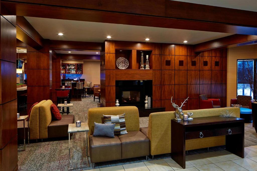 布卢明顿美国布卢明顿商场万怡酒店的客厅配有沙发和桌子